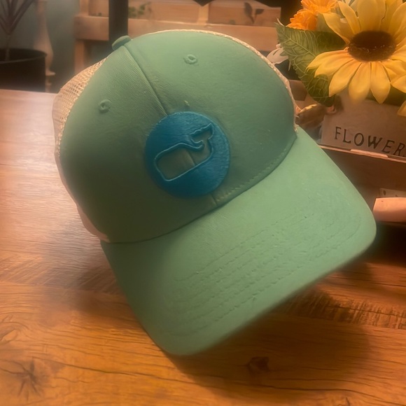 Vineyard Vines Accessories - Vineyard Vines trucker style hat